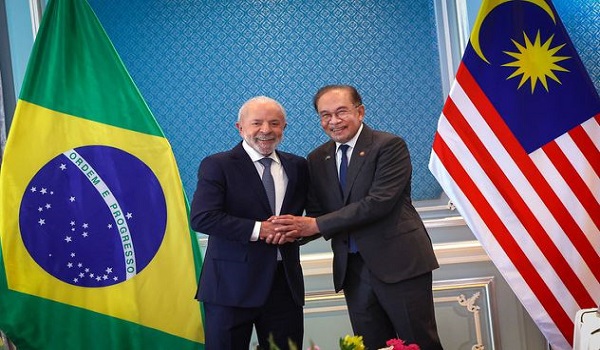 Perdana Menteri Datuk Seri Anwar Ibrahim bersalaman dengan Presiden Brazil Luiz Inácio Lula da Silva selepas mengadakan pertemuan dua hala bersempena lawatan rasmi beliau ke Malaysia di Kompleks Seri Perdana di Putrajaya/BERNAMA